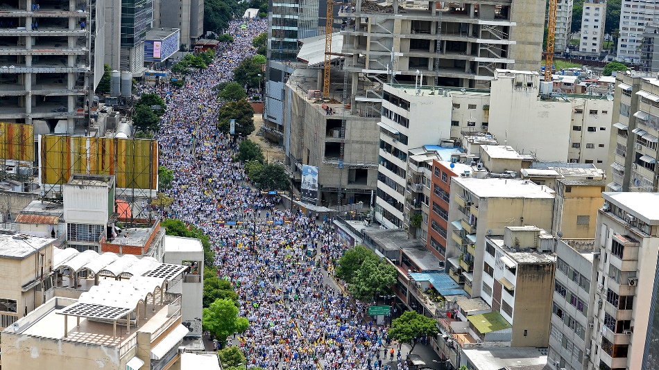 La marcha de la oposición recorre las calles de Caracas. Foto Cortesía AFP.