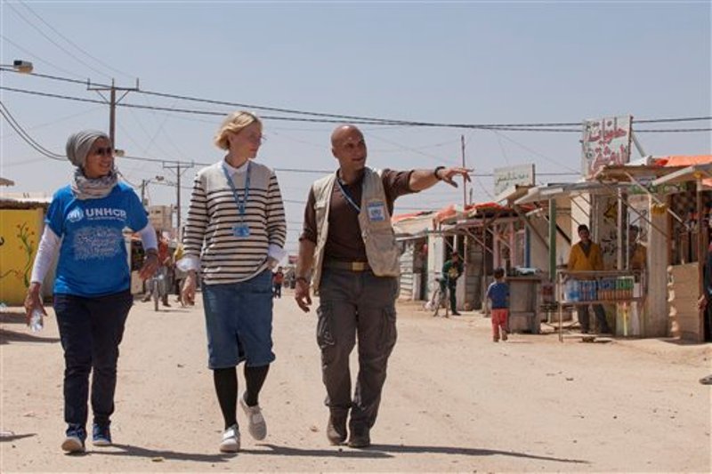 La embajadora de buena voluntad de la ACNUR Cate Blanchett, centro, y el responsable de campamento Hovig Etyemezian, derecha, caminan en el campo de refugiados de Zaatari durante una visita a refugiados sirios en Jordania en una fotografía sin fecha proporcionada por ACNUR el lunes 12 de septiembre de 2016. Blanchett y otros actores participan en un video por los refugiados publicado por ACNUR el lunes. (Jordi Matas/UNHCR via AP)