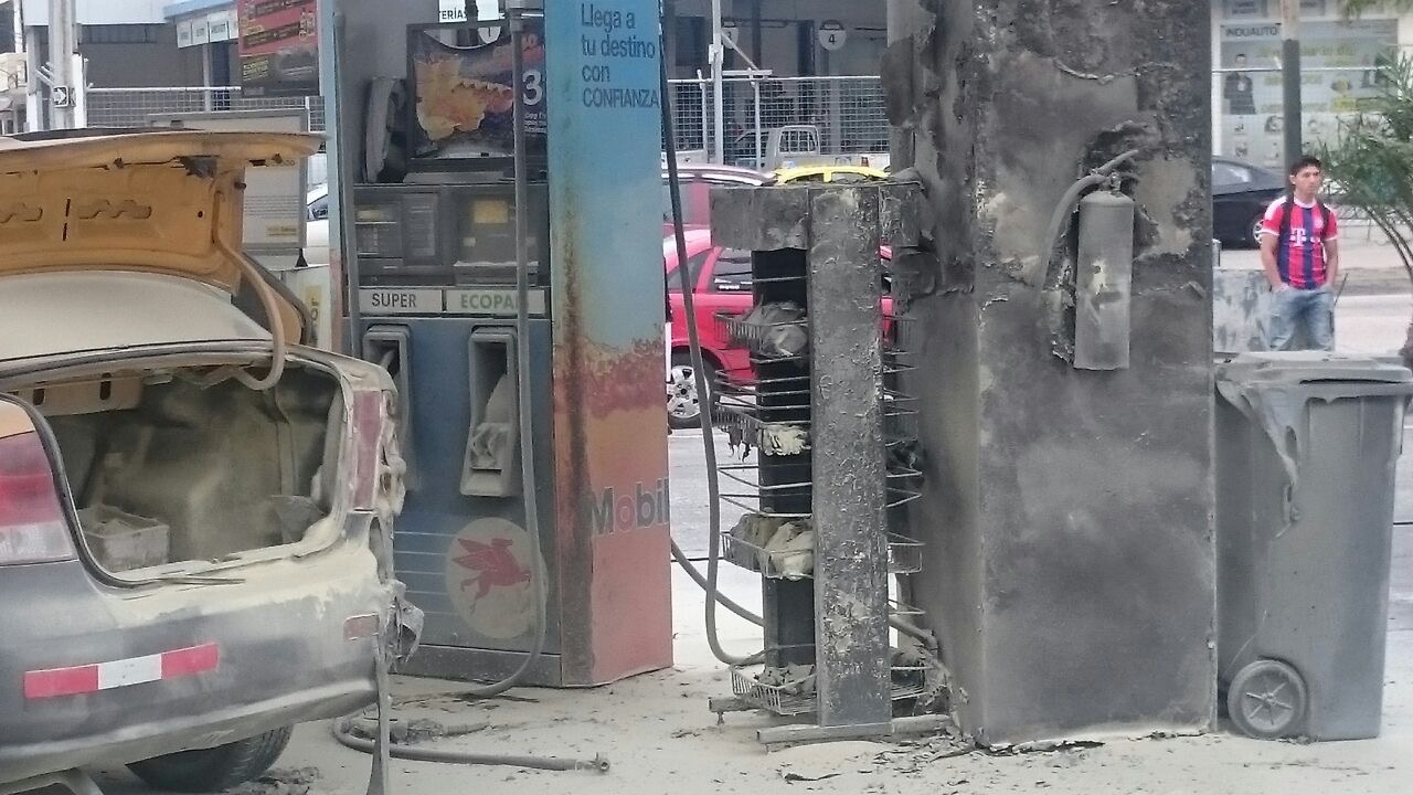 Incendio gasolinera Mobil de La Garzota.