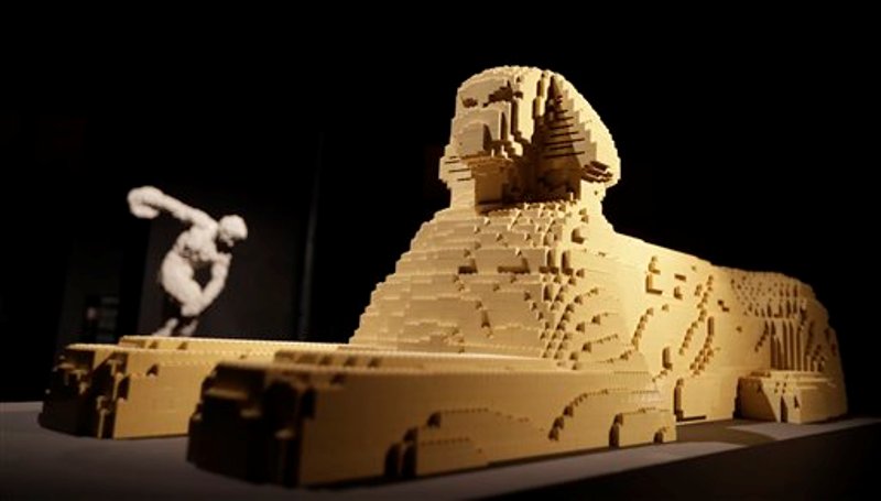 Esculturas en una exhibición de obras de arte hechas totalmente con piezas de Lego en Milán, Italia. Foto tomada el 19 de octubre del 2016. (AP Photo/Luca Bruno)
