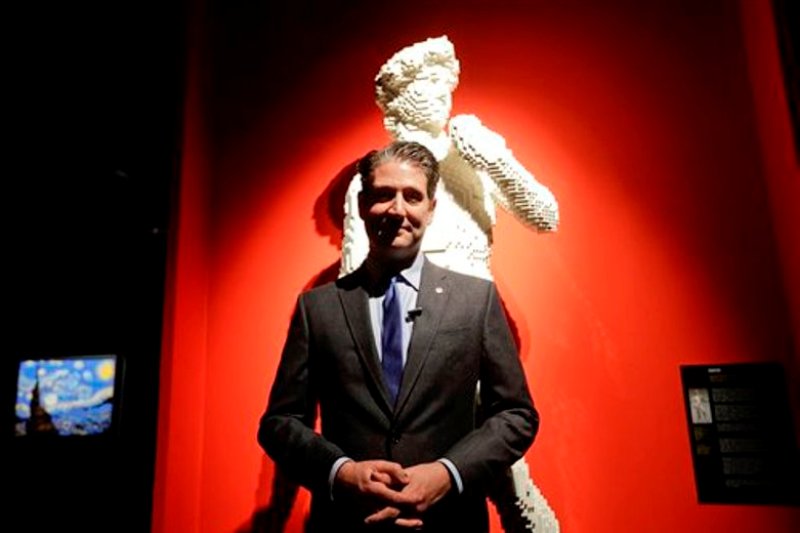 El artista estadounidense Nathan Sawaya frente a una réplica del David de Miguelángel hecha totalmente con piezas de Lego, en Milán, Italia, el 19 de octubre del 2016. (AP Photo/Luca Bruno)