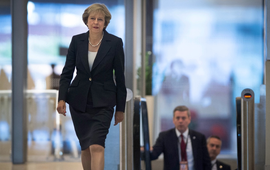 La primera ministra británica, Theresa May, llega a una entrevista en televisión en los estudios de la BBC en Birmingham, Inglaterra, antes del inicio de la conferencia anual del Partido Conservador, el domingo 2 de octubre de 2016. (Stefan Rousseau / PA via AP)