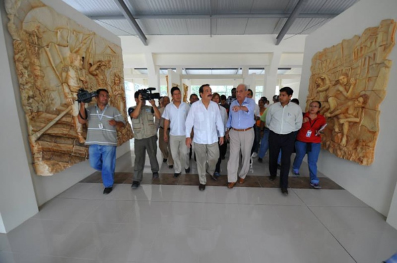 Alcalde Nebot visita Museo de Arcilla. Foto farras.com