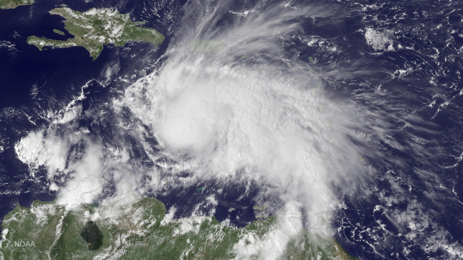 Esta imagen del satélite GOES East, proporcionada por la Administración Nacional de los Océanos y la Atmósfera (NOAA, por sus siglas en inglés) el jueves 29 de septiembre de 2016 a las 2:45 p.m. tiempo del este de Estados Unidos, muestra al huracán Matthew en el Caribe, a unos 305 kilómetros (190 millas) al noreste de Curazao. Matthew, uno de los huracanes más poderosos en el Atlántico en la historia reciente, se debilitó un poco el sábado 1 de octubre de 2016. (NOAA vía AP)