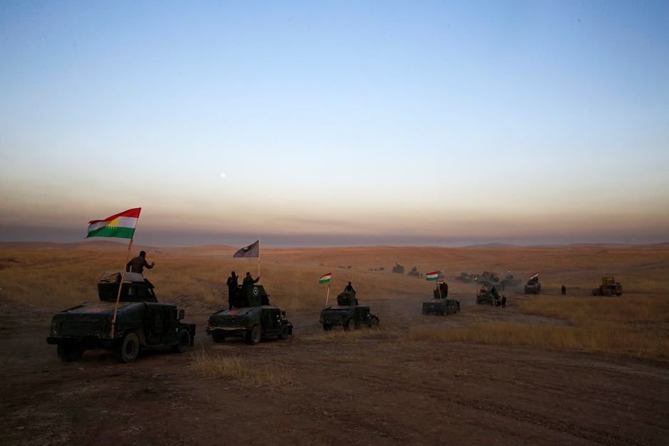 Un convoy peshmerga avanza hacia el frente en Khazer, unos 30 kilómetros (19 millas) al este de Mosul, Irak, el lunes 17 de octubre de 2016. (AP Foto/Bram Janssen)