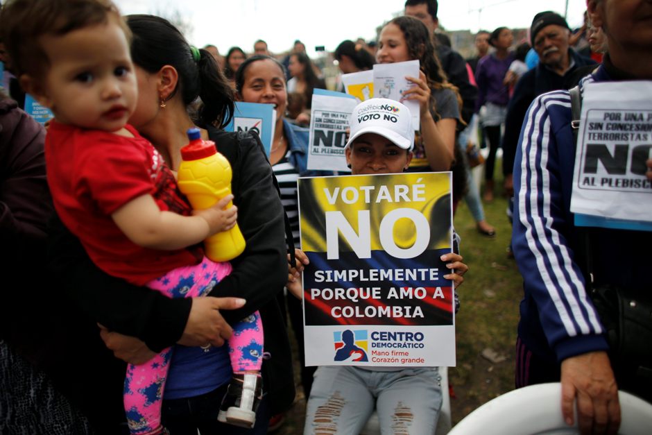 Opositores a los acuerdos de paz firmados entre el gobierno de Colombia y las FARC asisten a una manifestación el sábado 1 de octubre de 2016 en Bogotá, Colombia, para promover el "No" durante el plebiscito del domingo. (AP Foto/Ariana Cubillos)