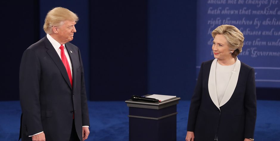 Donald Trump y Hillary Clinton, al empezar su segundo debate en la Washington University, en St. Louis, Missouri. EFE/EPA/JIM LO SCALZO