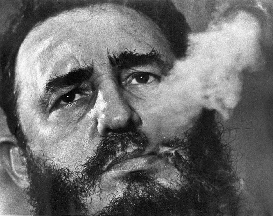 En esta fotografía de archivo de marzo de 1985, el líder cubano Fidel Castro exhala humo de puro durante una entrevista en el palacio presidencial de La Habana, Cuba. Fidel Castro falleció el 25 de noviembre de 2016 a los 90 años. (Foto AP/Charles Tasnadi, archivo)