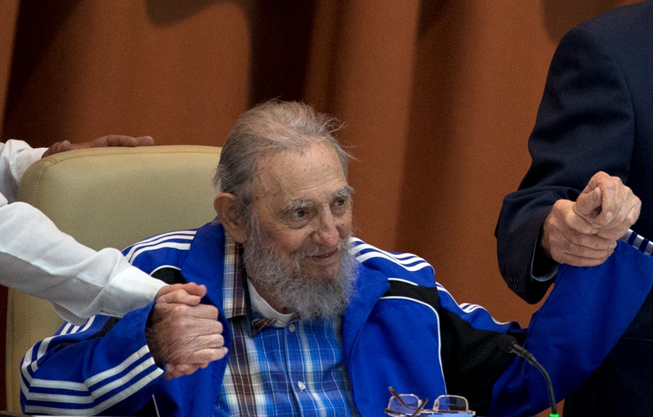 ARCHIVO - En esta fotografía del 19 de abril de 2016, Fidel Castro sujeta las manos de su hermano, el presidente Raúl Castro, y del segundo secretario del Comté Central, José Ramón Machado Ventura, durante la clausura del 7mo Congreso del Partido Comunista Cubano en La Habana (Ismael Francisco/Cubadebate via AP)