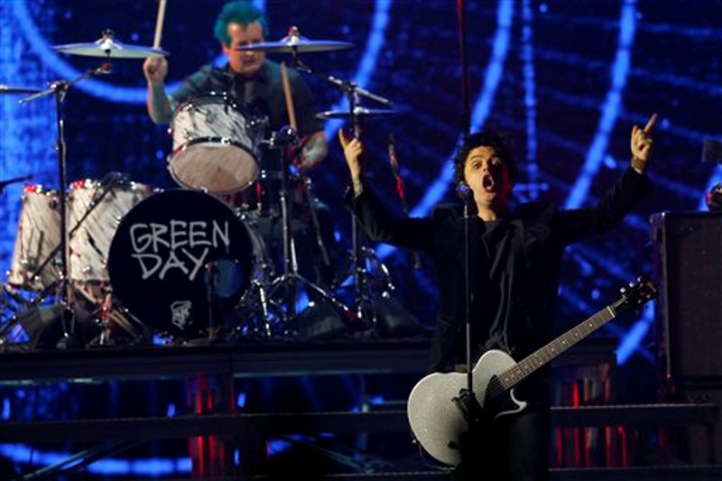 Green Day actúa en el escenario durante la entrega de los Premios Musicales Europeos MTV en Rotterdam, Holanda, el domingo 6 de noviembre de 2016. (AP Foto/Peter Dejong)