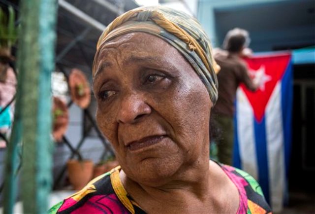 Rafaela Vargas lamenta la muerte del expresidente Fidel Castro en la entrada de su casa en el barrio del Vedado, en La Habana, el sábado 26 de noviembre de 2016. (AP Foto/Desmond Boylan)