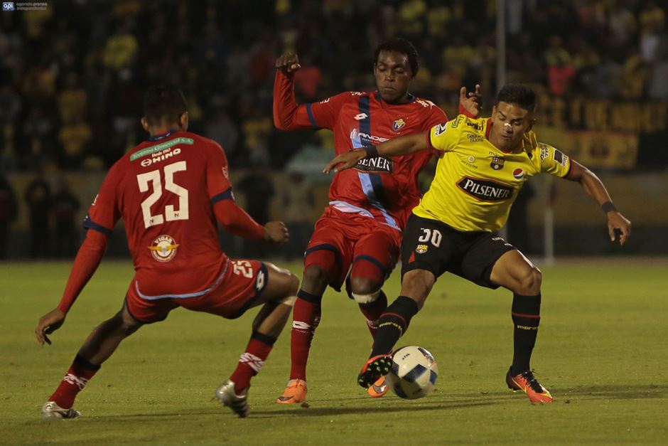 Barcelona y Nacional juegan en el estadio Atahualpa, en Quito, el 16 de noviembre de 2016. API