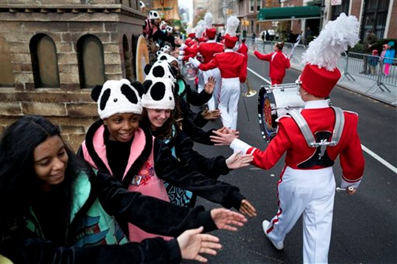 Participantes se saludan entre sí mientras esperan el inicio del desfile de Macy's por el Día de Acción de Gracias, en Nueva York, el jueves 24 de noviembre de 2016. (AP Foto/Craig Ruttle)