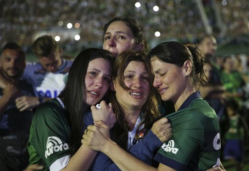 Familiares de los jugadores del Chapecoense fallecidos por un accidente de aviación en Colombia lloran durante una ceremonia en la Arena Condá de Chapecó, Brasil, el miércoles 30 de noviembre de 2016 (AP Foto/Andre Penner)