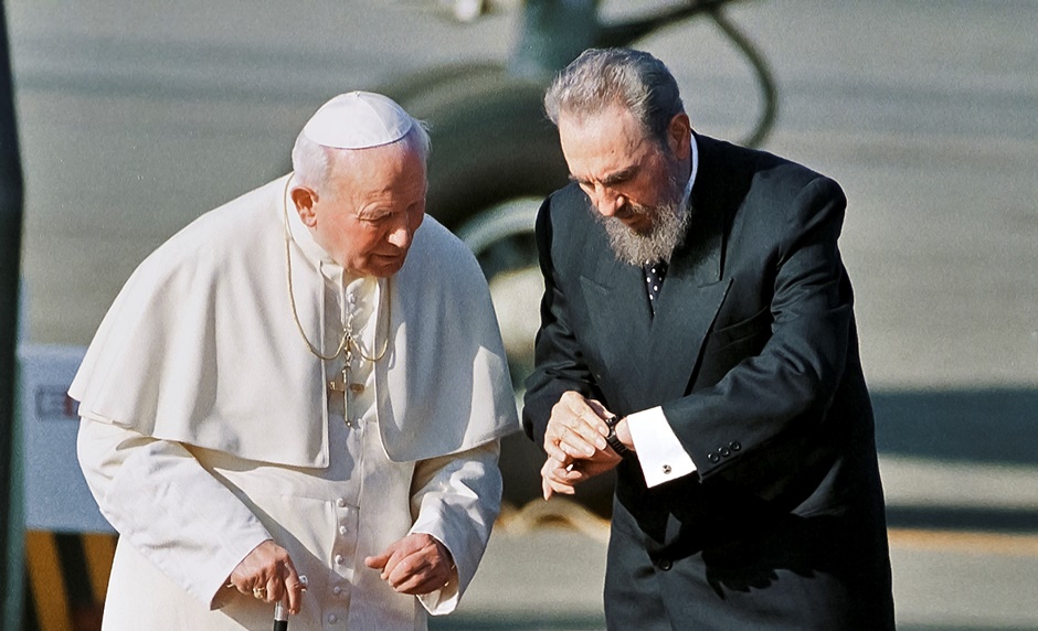Fotografía de archivo del 21 de enero de 1998 del presidente cubano Fidel Castro y el papa Juan Pablo II durante una ceremonia de bienvenida al pontífice en La Habana, Cuba. (AP Foto/José Goitia)