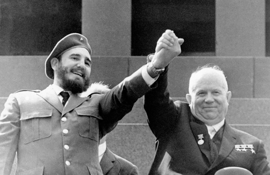En esta fotografía del 1 de mayo de 1963, el líder cubano Fidel Castro, izquierda, y el primer ministro soviético Nikita Jrushchov se estrechan las manos en el mausoleo de Lenin, en la Plaza Roja de Moscú, Rusia, el Día del Trabajo. Fidel Castro falleció el 25 de noviembre de 2016 a los 90 años. (Foto AP/TASS/Archivo