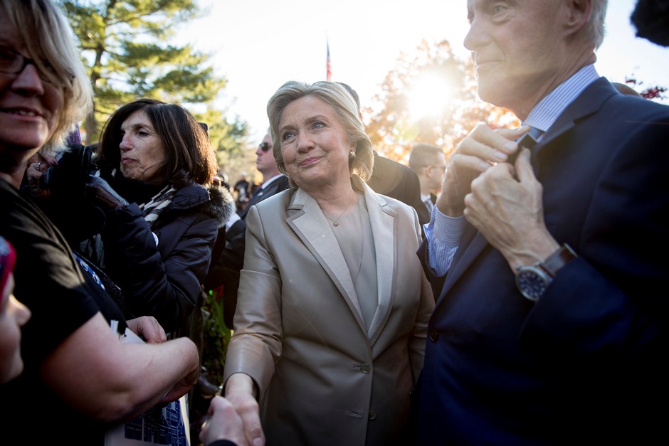 Hillary Clinton, acompañada de su esposo el ex presidente Bill Clinton, al llegar a su centro de votación en Chappaqua, Nueva York, el martes 8 de noviembre del 2016. (AP Photo/Andrew Harnik)