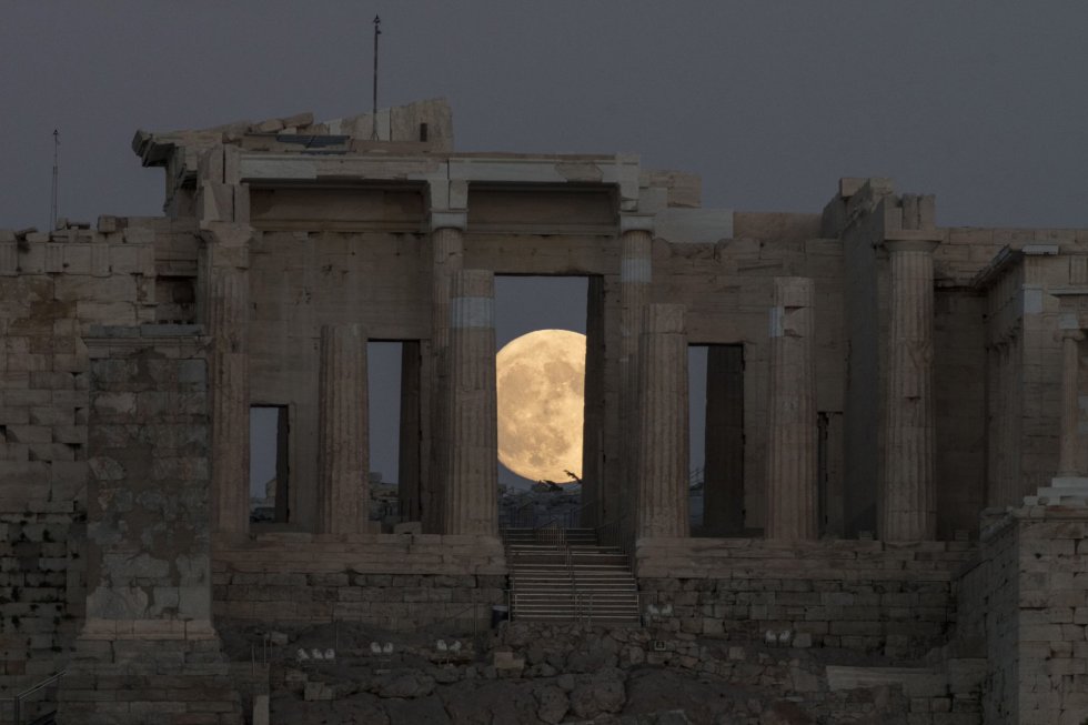 La luna se eleva en los cielos de Atenas. ANDREA BONETTI EFE