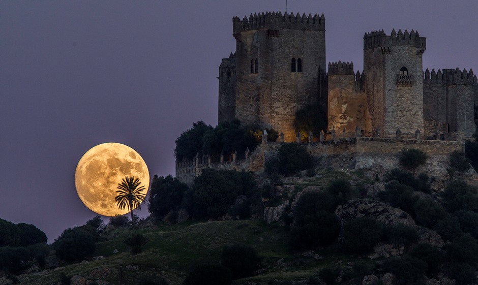 La Luna se alza detrás del Castillo de Almodovar en Córdoba, España, el domingo 13 de noviembre de 2016. (AP Foto/Miguel Morenatti)