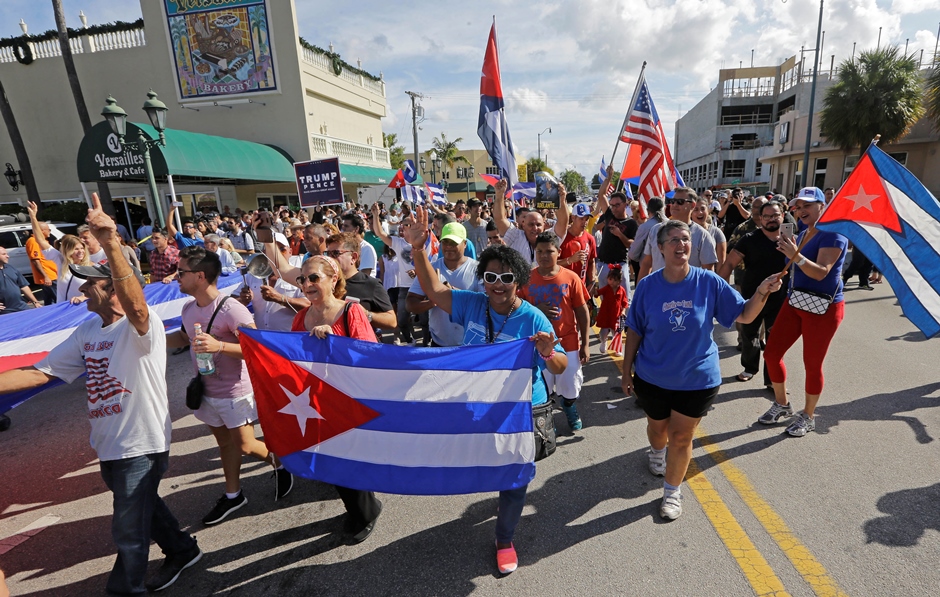 Miembros de la comunidad cubana reaccionan a la muerte de Fidel Castro, el sábado 26 de noviembre de 2016, en el área de Little Havana, en Miami. (AP Foto/Alan Díaz)