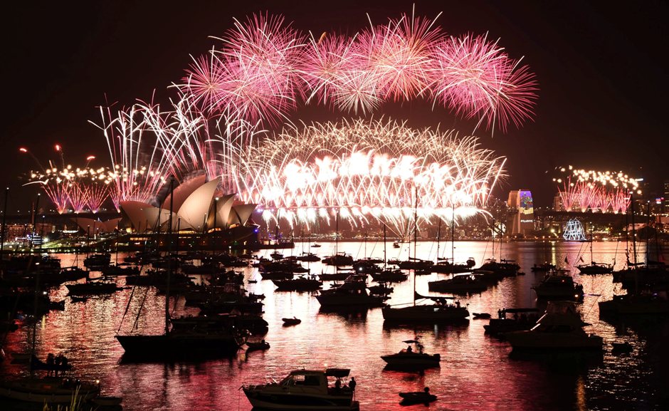 2017 ha llegado en medio de fuegos artificiales en Sydney, con su Opera House y el Harbour Bridge. EFE/EPA/MICK TSIKAS 