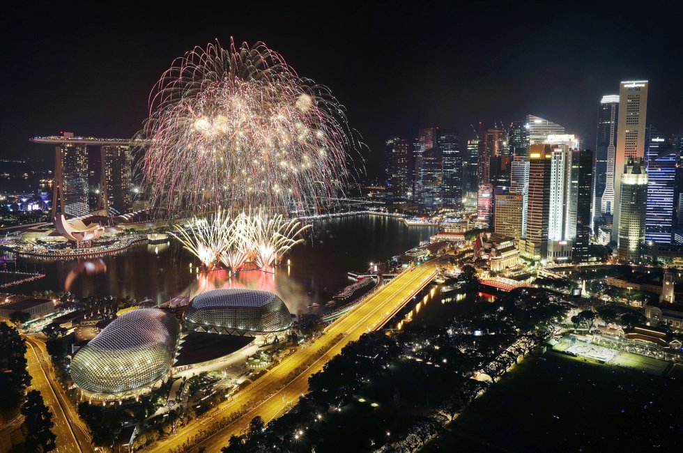 Fuegos artificiales explotan sobre el distrito financiero de Singapur. WONG MAYE-E AP