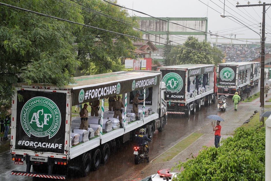Camiones con los ataúdes de los miembros del equipo de fútbol Chapecoense, víctimas de un percance aéreo en Colombia, recorren las calles de Chapeco, Brasil, el sábado 3 de diciembre de 2016. (AP Foto/Andre Penner)