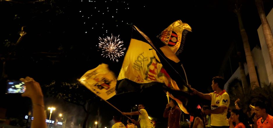 La hinchada de Barcelona festeja el campeonato en las calles de Guayaquil hasta entrada la noche. API