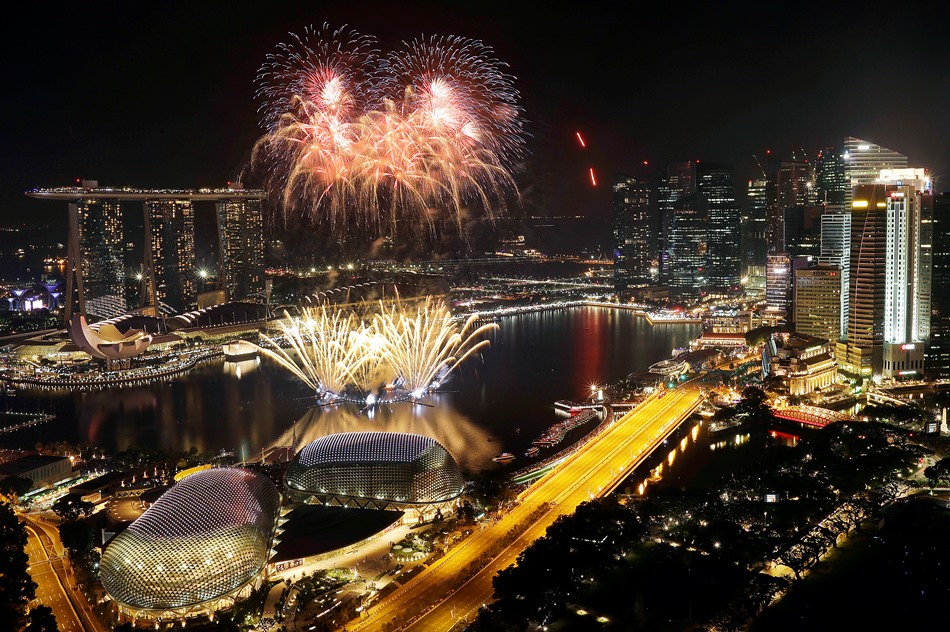 En la imagen, vista del espectáculo pirotécnico organizado en el distrito financiero de Singapur para festejar la entrada del Año Nuevo, el 1 de enero de 2017, en Singapur. (AP Foto/Wong Maye-E)