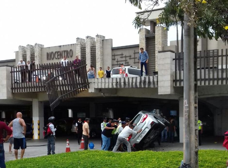 Mujer Choca Cerramiento Del R 237 Ocentro Entrer 237 Os Y Se