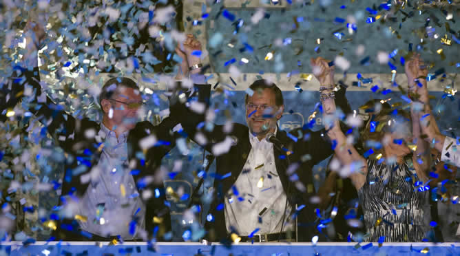 Rajoy-flanqueado-Gallardon-Aguirre Mariano Rajoy celebra el triunfo.