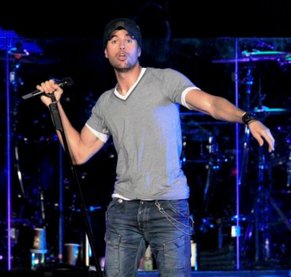 El cantante Enrique iglesias durante su gira Euphoria por Estados Unidos en el Prudential Center en Newark, Nueva Jersey en una fotografía de archivo del 24 de septiembre de 2011. La primera semana de octubre de 2011 un avatar de Iglesias ingresará a «CityVille», el título más popular de Zynga. (Foto AP/Julio Cortez, File)