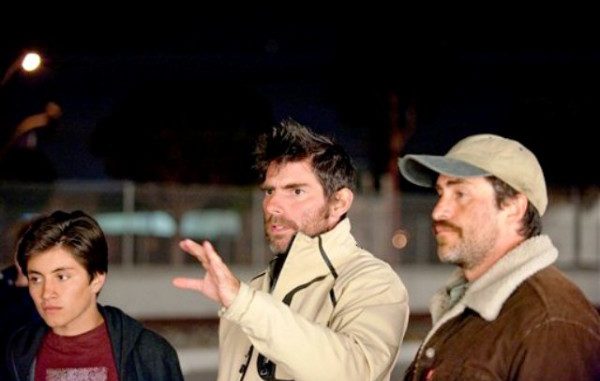En esta imagen promocional sin fecha difundida por Summit Entertainment, el director Chris Weitz, en el centro, conversa en el plató con los actores José Julian, a la izquierda, y Demián Bichir durante el rodaje de "A Better Life". La cinta inauguraba el viernes 14 de octubre del 2011 el Festival Internacional de Cine de Morelia, en México. (AP Foto/Summit Entertainment, Merrick Morton, Archivo)