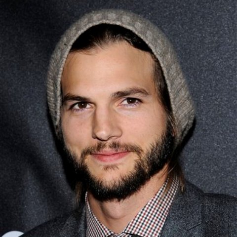 El actor Ashton Kutcher asiste al Baile GQ Gentlemen’s 2011 en el Salón Edison el miércoles 26 de octubre de 2011 en Nueva York. Kutcher participó el jueves 27 de octubre de 2011 en el Social Media Fest en la Ciduad de México y dijo que las redes sociales sirven para eliminar prejuicios. (Foto AP/Evan Agostini)