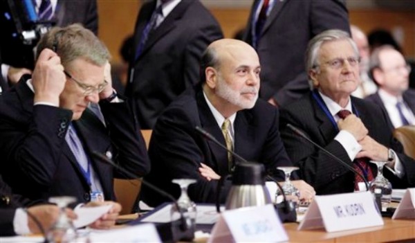 El presidente del Banco Central Europeo Jean-Claude Trichet (derecha) se acomoda la corbata en esta foto de archivo durante una reunión del Comité Financiero y Monetario Internacional en la sede del FMI/Banco Mundial el sábado 24 de septiembre del 2011 en Washington, D.C. Trichet consideró el miércoles 28 de septiembre que Europa debe adoptar medidas urgentes para combatir la crisis por deuda en Europa al ampliar los poderes del fondo de rescate europeo para que actúe más rápidamente en ayuda de los gobiernos en problemas y evitar así que caigan en problemas financieros más graves. Trichet es acompañado por el Ministro de Finanzas de Rusia, Alexei Kudrin (izquierda), y el presidente de la Reserva Federal de Estados Unidos, Ben Bernanke (al centro).(Foto AP/Manuel Balce Ceneta, Archivo)