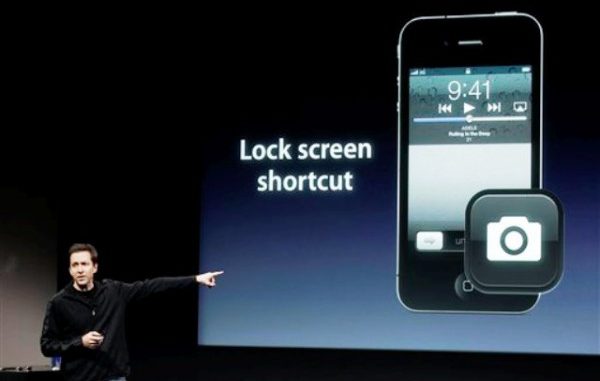 ARCHIVO - En esta foto del 4 de octubre del 2011, Scott Forsall, de Apple, habla asobre la cámara en el iPhone 4S durante un anuncio en la sede de la compañía en Cupertino, California. Apple Inc., anunció el lunes, 10 de octubre del 2011, que los pedidos adelantados de su iPhone 4S superaron un millón en un solo día. (Foto AP/Paul Sakuma)
