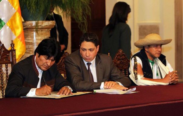 morales_firma_ley_indigenas