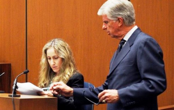 El abogado defensor J. Michael Flanagan interroga a la doctora Richelle Cooper durante el juicio al médico Conrad Murray en la muerte del astro pop Michael Jackson, el lunes 3 de octubre del 2011, en Los Angeles. (Foto AP/Mario Anzuoni, Pool)