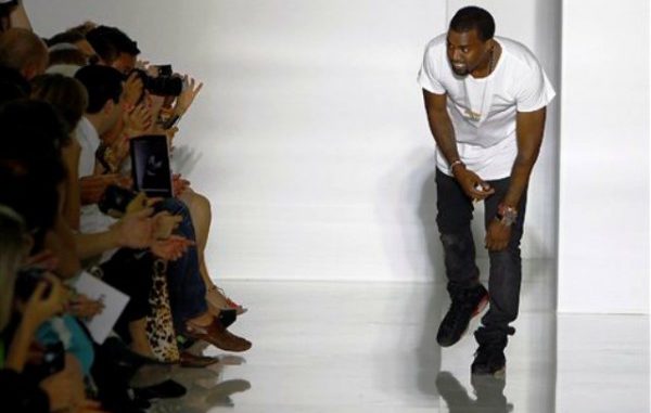 El "rapero" Kanye West agradece los aplausos al final de un desfile de moda que presentó sus diseños de primavera-veramo 2012, el sábado 1 de octubre del 2011, en París (AP Foto/Francois Mori)