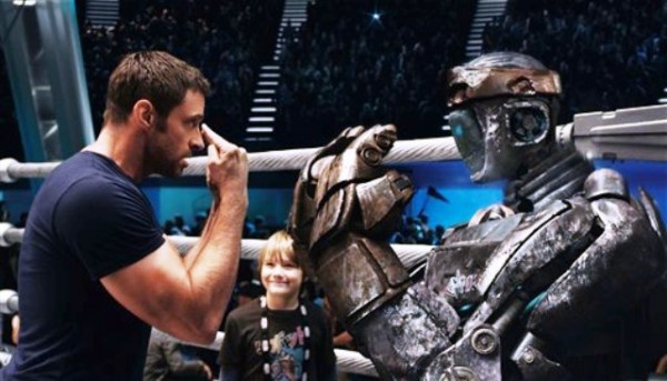 Esta imagen suministrada por Disney/DreamWorks II muestra a Hugh Jackman, izquierda, y a Dakota Goyo en una escena de "Real Steel". La película se desarrolla en un futuro cercano cuando los combatientes robóticos han sustituido a los humanos sobre el ring. La cinta debutó como número uno en las taquillas de Norteamérica, con una recaudación de 27,3 millones de dólares. (Foto AP/Disney/DreamWorks II/Archivo)