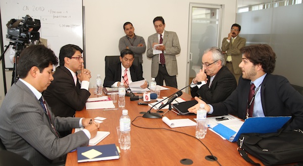 EL DIRECTOR MUNDIAL EJECUTIVO DE PERIODICOS Y NOTICIAS VA A LA ASAMBLEA