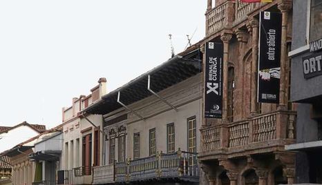 Bienal-edificio-funciona-artistica-publicidad_ECMIMA20111102_0091_6