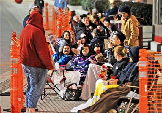 Varios compradores esperan la apertura de una tienda Target en Decatur, Alabama, el jueves 24 de noviembre del 2011 (AP Foto/The Decatur Daily, Jeronimo Nisa).