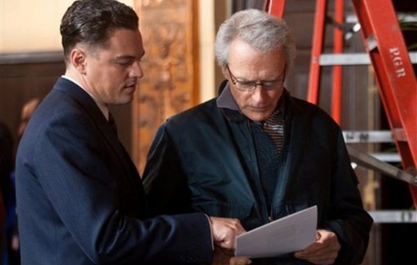 En esta imagen difundida por Warner Bros. Pictures, Leonardo DiCaprio, izquierda, y el director Clint Eastwood dialogan en el plató de la cinta "J Edgar". DiCaprio interpreta a J. Edgar Hoover, director del FBI durante largo tiempo, en la biografía que Eastwood le hizo y que llegó a los cines el miércoles 9 de noviembre de 2011. (Foto AP/Warner Bros. Pictures, Keith Bernstein)