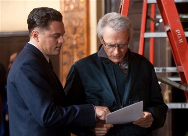 En esta imagen difundida por Warner Bros. Pictures, Leonardo DiCaprio, izquierda, y el director Clint Eastwood dialogan en el plató de la cinta «J Edgar». DiCaprio interpreta a J. Edgar Hoover, director del FBI durante largo tiempo, en la biografía que Eastwood le hizo y que llegó a los cines el miércoles 9 de noviembre de 2011. (Foto AP/Warner Bros. Pictures, Keith Bernstein)