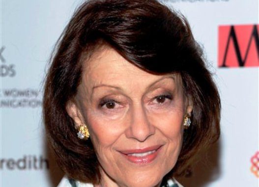 Evelyn Lauder en una imagen del pasado 11 de abril. La integrante de la familia que creó la marca de cosméticos Estee Lauder y que ayudó a crear el listón rosa que representa la lucha contra el cáncer de seno, falleció el sábado 12 de noviembre de 2011 a los 75 años. (Foto AP/Evan Agostini, Archivo)