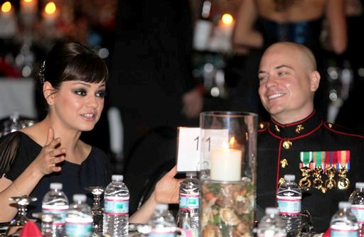 La actriz Mila Kunis y el sargento Scott Moore conversan durante el Baile de la Armada en Greenville, Carolina del Noirte, el viernes, 18 de noviembre del 2011. Kunis fue la invitada de Moore al baile anual. (Foto AP/Marine Corps., Cpl. Johnny Merkley)
