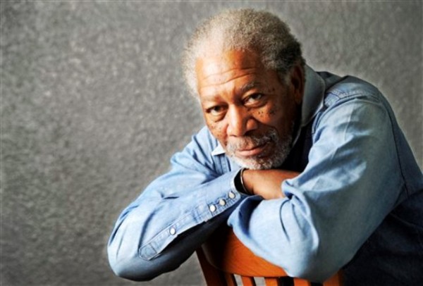 El actor Morgan Freeman posa para un retrato en Los Angeles en una fotografía de archivo del 25 de abril de 2011. Freeman recibirá el premio Ceceil B. DeMille por su trayectoria destacada en la ceremonia anual de los Globos de Oro en enero de 2012. (Foto AP/Chris Pizzello, archivo)