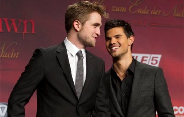 El actor británico Robert Pattinson, izquierda, y el estadounidense Taylor Lautner, asisten al estreno de la película "Twilight Breaking Dawn Part 1" en Berlín, el viernes, 18 de noviembre del 2011. (Foto AP/Markus Schreiber)