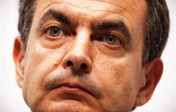 El jefe de gobierno español, José Luis Rodríguez Zapatero, escucha una pregunta durante una conferencia de prensa al final de la XXI Cumbre Iberoamericana en Asunción, Paraguay, en esta fotografía de archivo del 29 de octubre de 2011. (Foto AP/Víctor R. Caivano)